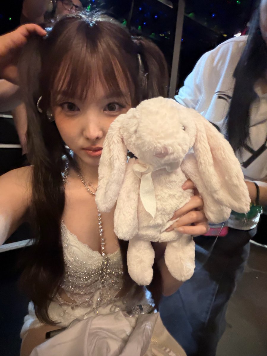 ใครแต่งเนื้อร้องเพลง TWICE SONG อะ แต่งได้เข้ากับเนื้อร้องมาก ‘ ถึงอายุจะเหมือนพี่คนโต แต่พอทำตัวน่ารักทีไร กลายเป็นน้องเล็กเฉยเลย เกงอี(ตุ๊กตากระต่าย)ที่น่ารัก อยู่ไหนน้าาา ’ คือเอางี้ ใครมาเห็นคงไม่รู้ว่านี่คือพี่คนโตของวงอะ แล้วพี่นายอนน่ารักโคตร ฮึกกก ชีเป็นกระต่าย100%😭🐰🩵