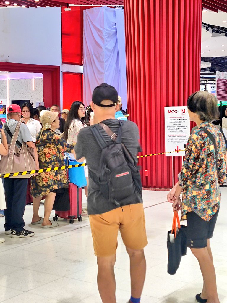 PAMPAMphuket's tweet photo. เจม ช่วยจัดการหน่อยเถอะ ให้ฟค. ที่ต้องการจริงๆได้ซื้อเอง นี่พวกนายทุนจ้างป้าๆลุงๆพวกนี้มาซื้อทั้งนั้น แล้วเยอะมากซะด้วย 

#Gmmtv
#Myromancescammer
#Myromancescammerfinalep https://t.co/1anASaViDx