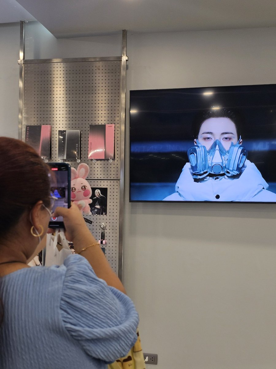 I love this photo my friend took of me 🥹😭

In this Shinestar life forever 🤧💫