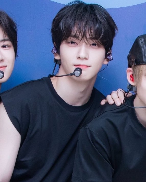 twelve05cm's tweet photo. he looks so fucking pretty 😭😭😭 https://t.co/fhfpI9q2Lp