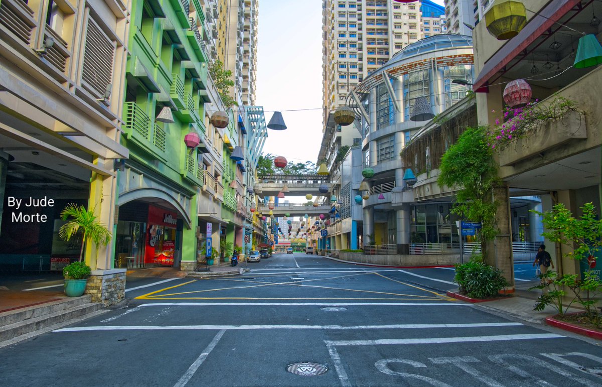 MorteJude's tweet image. Garrick, how about a look at a seemingly #empty area usually full of people + cars (in this case, the #AranetaCity #Cubao area of #QuezonCity , #Philippines 🇵🇭) ?
Taken 4/3/26...Enjoy 😀

#AnyPhoto #wideangle #fujifilmxm5 #colorful