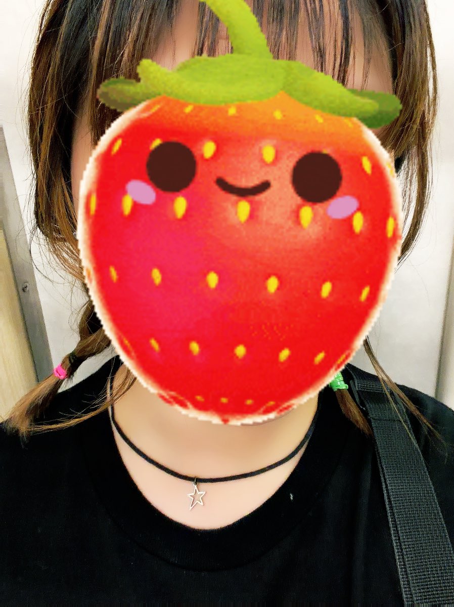 Berry6243822's tweet photo. 昨日は開演ぎりぎりソロ参戦だったので全然写真撮っておらずでしたが、伸びてしまった髪をLASE UPして15カラーのヘアゴムをオン🍓PATCH WALKのTシャツとカー���色のボトムスで参戦でした☆
たわわに実った15🍓最高でした！
#LiSA15th https://t.co/0UPjiaSDRL