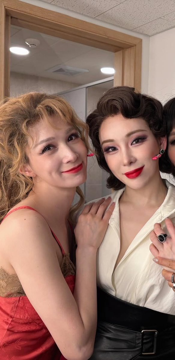 siam11113's tweet photo. ㅠㅠ 삼파엘라 다 올려주면서 배경 오디오 i will paint her 😭 https://t.co/J0t01ewOp9
