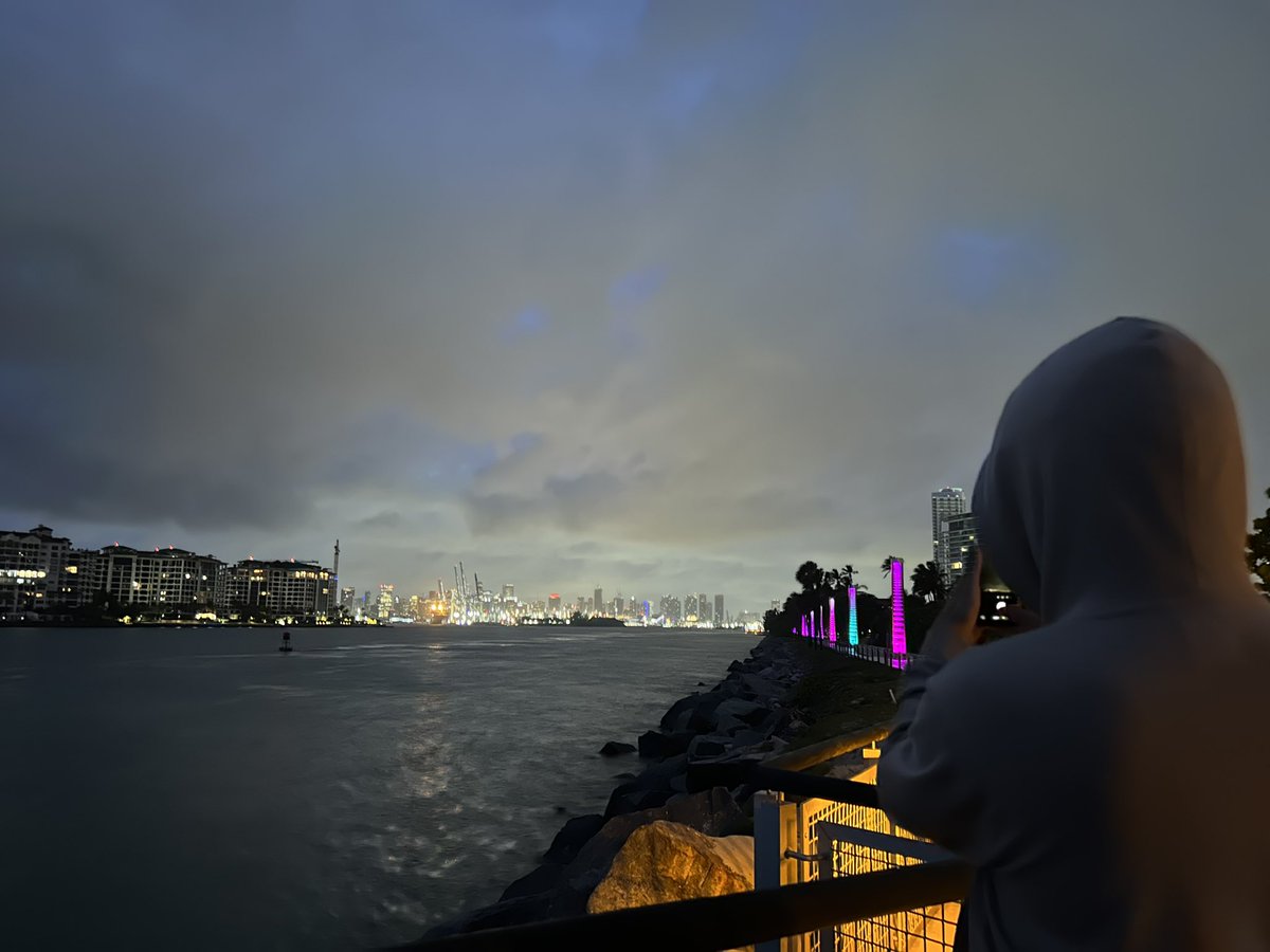 Beeyx3's tweet photo. late stream:) https://t.co/oR2wPvFfCO https://t.co/FJSRiDNpAi