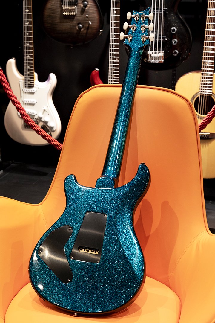 Guarana_KIRIN's tweet image. このギター、表はワイドフレイムのメイプルで水面のようにゆらめいてくれるんだけど、裏はなんと改造車のようなメタリックスパークルブルー！
この世に一本しか存在しない仕様でお気に入りなのです😎
#PRS #PaulReedSmith #Custom24 #SprayersChoice