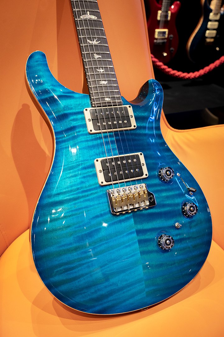 Guarana_KIRIN's tweet image. このギター、表はワイドフレイムのメイプルで水面のようにゆらめいてくれるんだけど、裏はなんと改造車のようなメタリックスパークルブルー！
この世に一本しか存在しない仕様でお気に入りなのです😎
#PRS #PaulReedSmith #Custom24 #SprayersChoice