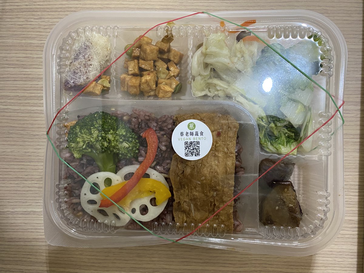 linking2099tw's tweet image. #Taipei #Taiwan
蔡老師便當

看起來很好吃，實際吃起來也很符合我的口味！

台北車站B1高鐵門口處