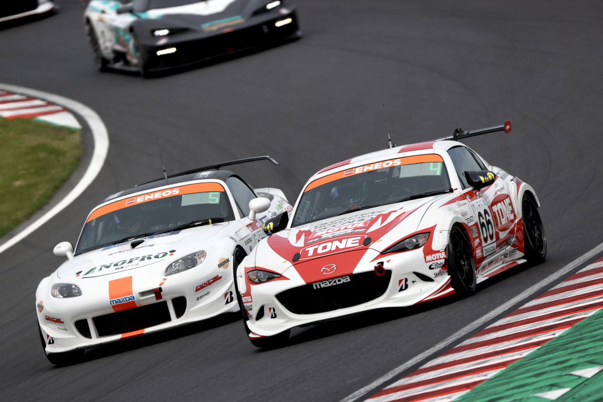 MZRacing's tweet photo. 【S耐 鈴鹿5時間レース】
レースはまもなく折り返しを迎えます。午前中は少し青空がありましたが、現在は曇り。
レース序盤はST-4クラスの37号車と66号車による熱いバトル💥

#S耐 #SuperTaikyu #マツダ #ロードスター https://t.co/B1Ds5BbgFA