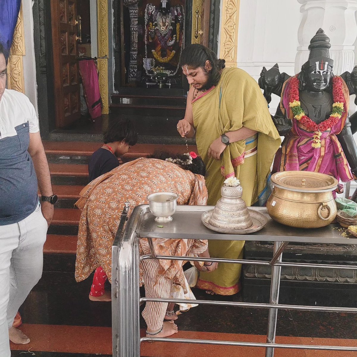 SumanChirra's tweet photo. హైదరాబాద్ లోని బాచుపల్లి లో గల శ్రీ గోదాదేవి పద్మావతి సమేత శ్రీ వెంకటేశ్వరస్వామి వారి దేవాలయం లో నా చిన్న కూతురు శ్రీ ప్రకృతి (భూమి) 2వ పుట్టినరోజు సందర్భంగా ప్రత్యేక పూజలు నిర్వహించి అర్చకులు ఆశీర్వాదం తీసుకోవడం జరిగింది🎂💐🙏💪🏻 https://t.co/9AihRqzBgV