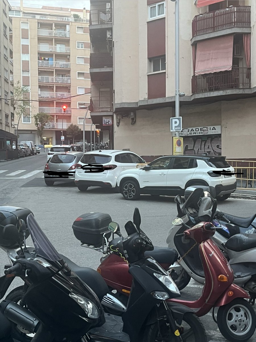 Al c/ Francesc Bastos cantonada Mallorca, hi ha gent que viu fora de la llei constantment…. El dia que jo hagi de deixar el coche 2 minuts per una urgencia segur que hem multen i hem pren el coche la grua! <a href="/TGNAjuntament/">Ajuntament de Tarragona</a>