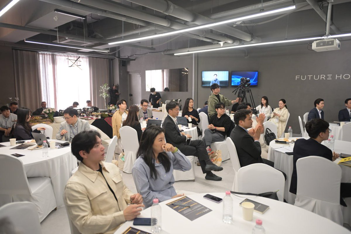 JET_ASIA_'s tweet photo. On April 16 in Seou, at the RWA Forum hosted by @AlpacaHQ, @AnchoredFi, and @BlueOceanATS at @FutureHouseKR, Taewoo Park, JET Korea Lead, moderated a panel on how financial institutions are preparing for onchain finance, joined by Hanwha Asset Management and Mirae Asset Global Investments.