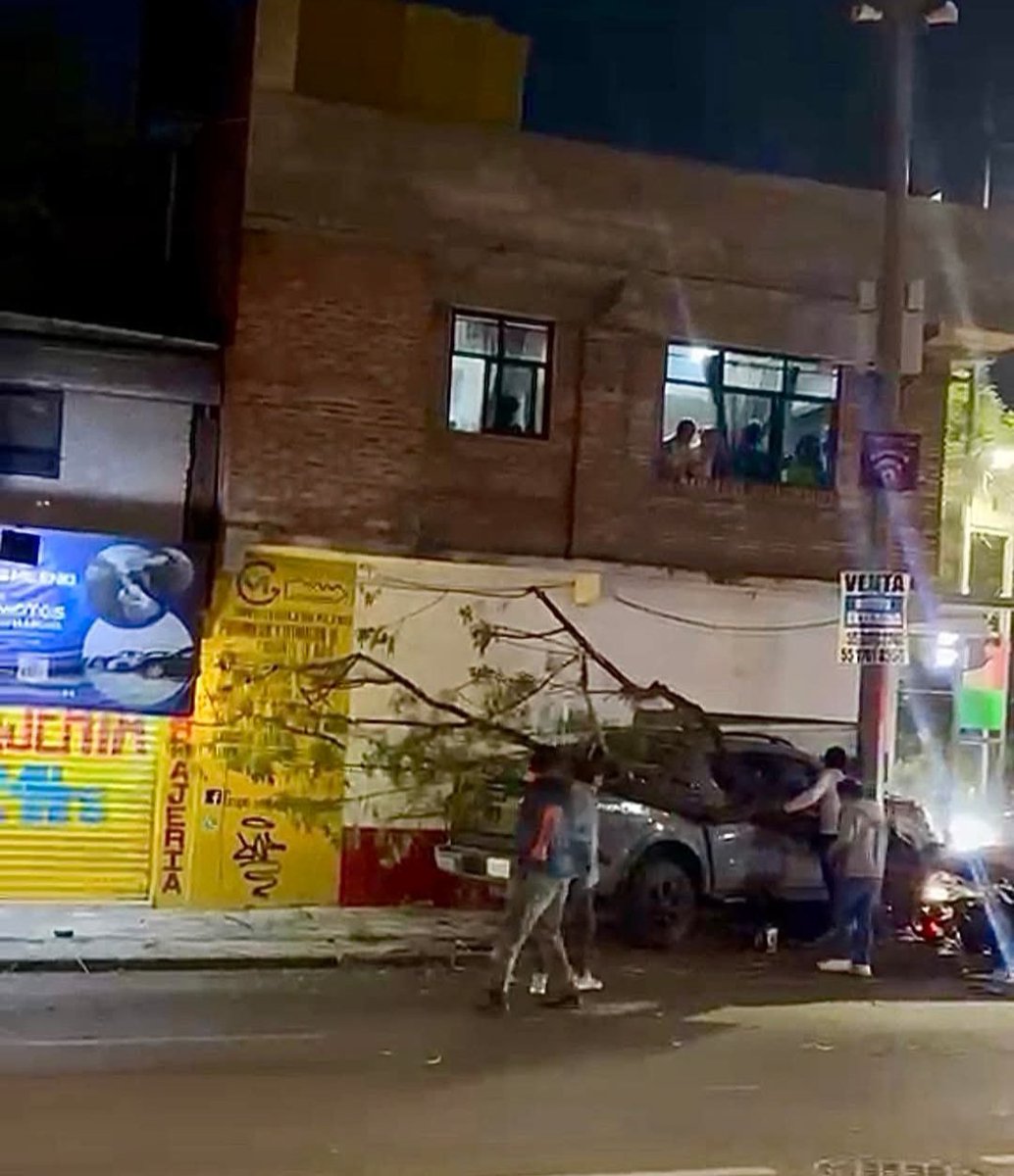 Yoselainforma's tweet photo. ♦️CAMIONETA IMPACTA A MOTOCICLISTAS EN REY NEZAHUALCÓYOTL Y AVENIDA AZTECAS COLONIA  AJUSCO ALCALDÍA COYOACAN https://t.co/82fmQS3ZSr