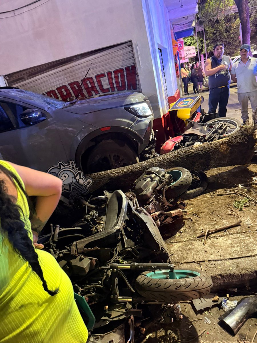 Yoselainforma's tweet photo. ♦️CAMIONETA IMPACTA A MOTOCICLISTAS EN REY NEZAHUALCÓYOTL Y AVENIDA AZTECAS COLONIA  AJUSCO ALCALDÍA COYOACAN https://t.co/82fmQS3ZSr