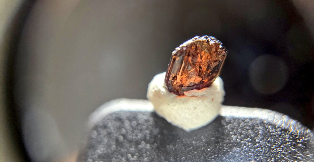 UralOwlet's tweet image. Painite - Myanmar
I applied a slight edition on the photos. 
This is a piece of painite. Although it's just rough specimen quality, it shows partial shape of the crystal.

#minerals
#specimen
#painite
#littlecollection