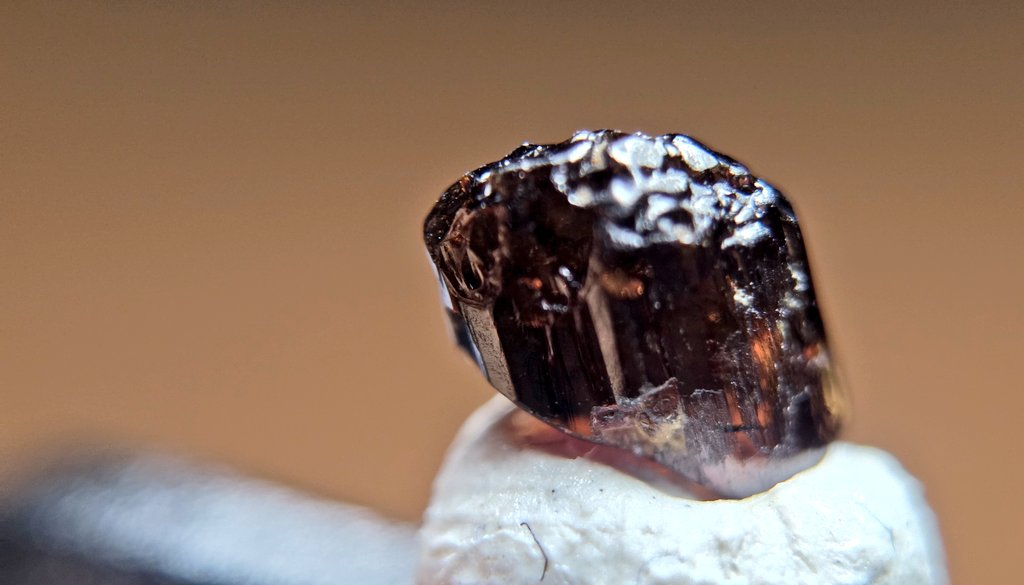 UralOwlet's tweet image. Painite - Myanmar
I applied a slight edition on the photos. 
This is a piece of painite. Although it's just rough specimen quality, it shows partial shape of the crystal.

#minerals
#specimen
#painite
#littlecollection