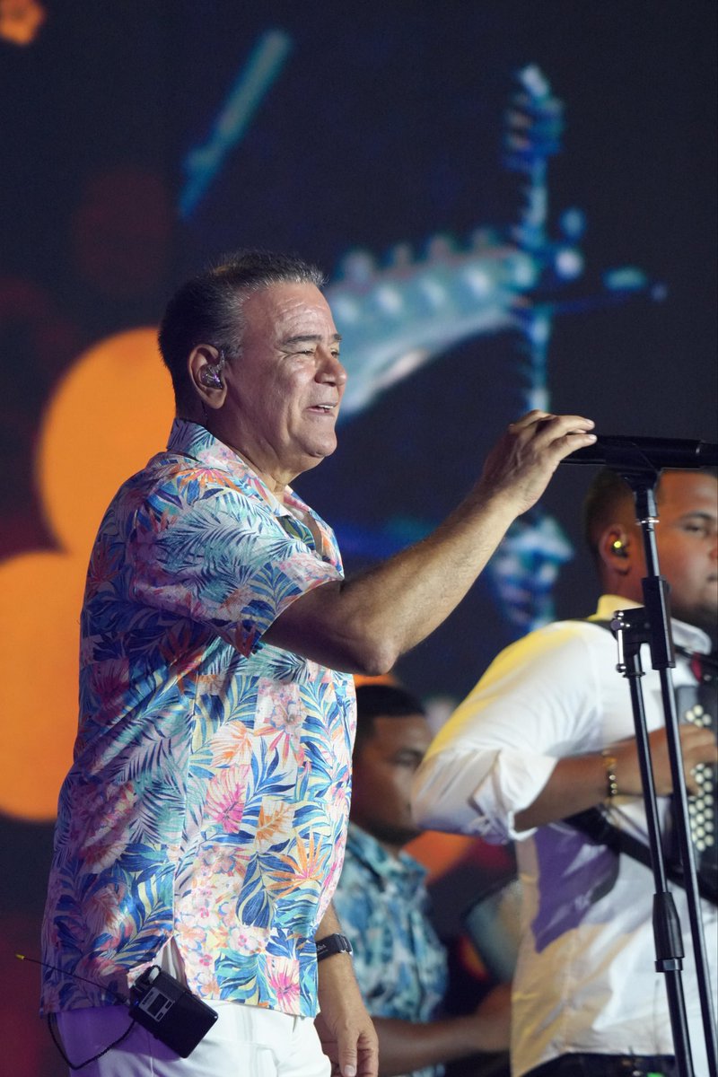 alcaldiabquilla's tweet photo. ¡Iván Villazón le canta a Barranquilla! 

El ‘Cantor de Cantores’ convirtió la noche en puro sentimiento vallenato, con melodías que llegaron directo al corazón de miles de asistentes.

¡Así se viven los #212MÁS1 como solo se hace aquí! #BarranquillaEstáDeModa https://t.co/CsJrZJhxm4
