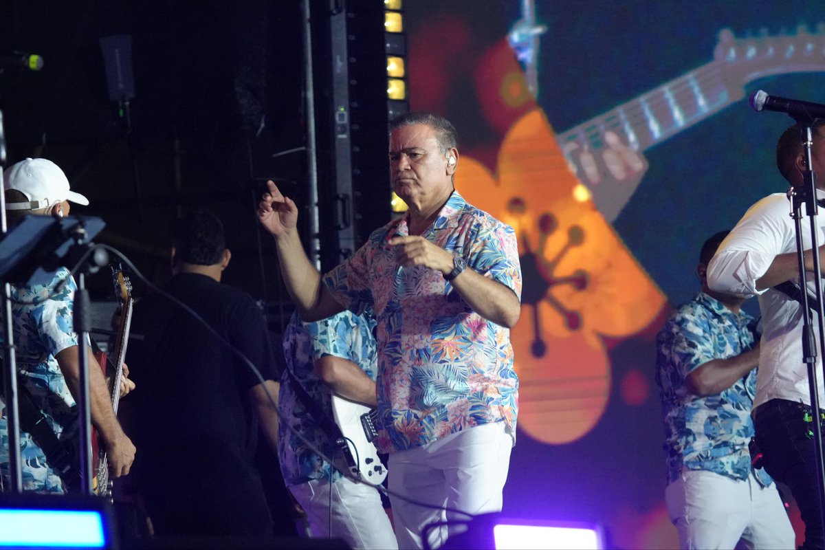 alcaldiabquilla's tweet photo. ¡Iván Villazón le canta a Barranquilla! 

El ‘Cantor de Cantores’ convirtió la noche en puro sentimiento vallenato, con melodías que llegaron directo al corazón de miles de asistentes.

¡Así se viven los #212MÁS1 como solo se hace aquí! #BarranquillaEstáDeModa https://t.co/CsJrZJhxm4