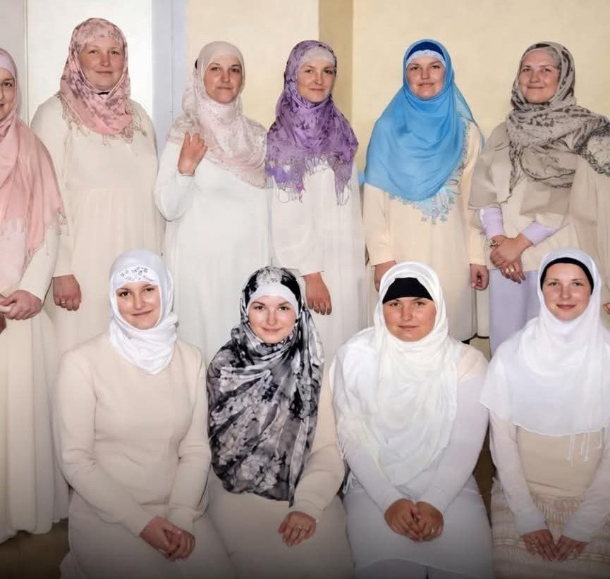 نور الإسلام يمتد ويُضيء القلوب
 
١١ سيدة من بريطانيا يُعلنّ اعتناقهن الإسلام، في مشهد يملؤه الإيمان والسكينة 
قلوبٌ بحثت عن الحق، فوجدت في الإسلام الطمأنينة والهداية 
يا لها من لحظات عظيمة تُكتب بماء الفخر… نساء اجتمعن على نور واحد، واخترن طريقًا يقرّبهن من الله