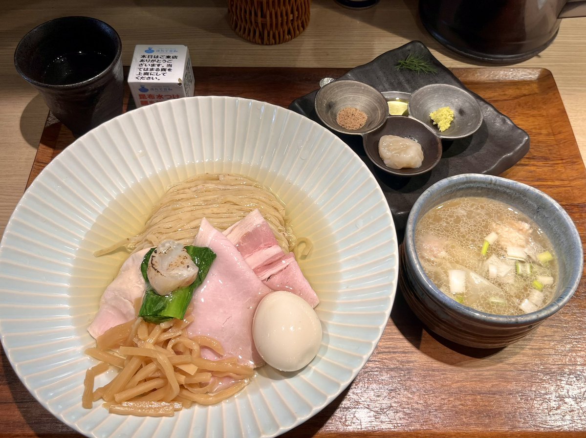 東京遠征ラストは"ほたて日和"さんへ初訪問！
昆布水つけ麺を特製塩で注文。
一口目から衝撃を受けるくらい美味すぎた✨
何つけても旨すぎて、割スープでつけ汁まで完飲してしまった😆
東京はやっぱりレベル高いなぁ…

[秋葉原駅　Tokyo Style Noodle ほたて日和　特製 帆立の昆布水つけ麺 白【塩】]
