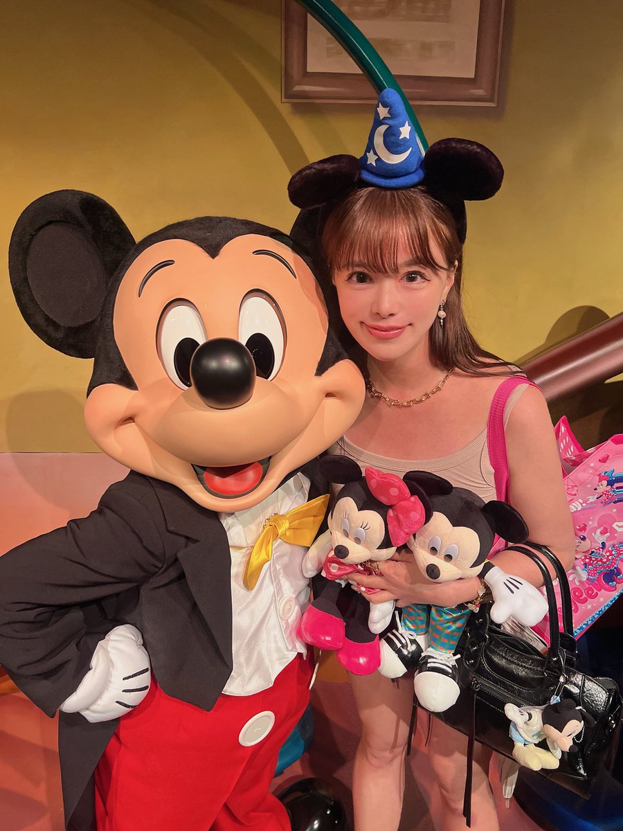 TOMOKAPEACE's tweet photo. 金曜日に午後お仕事行く前にランドにインパ🐭💓🌈
43周年のぬいぐるみが欲しかったから買えてしあわせだったし、ミッキーにもミニーちゃんにもチップとデールにもクラリスにも会えてたくさん優しくしてもらってhappinessすぎたYO😭💕💕 https://t.co/iJIKVvlopU