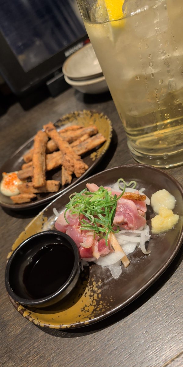 Bot36's tweet photo. 久しぶりに三代目鳥メロで昼飲み。鶏のたたきが最高！県外でたたきが食べれるとはテンション上げ〜。5年前は店員さんが外人さんばかりで注文が通ってなかったりして気持ち良く飲めなかったが今はバッチリ。

#三代目鳥メロ
#近鉄四日市駅前店
#鶏のたたき
#昼飲み https://t.co/eK8hlmtX3U
