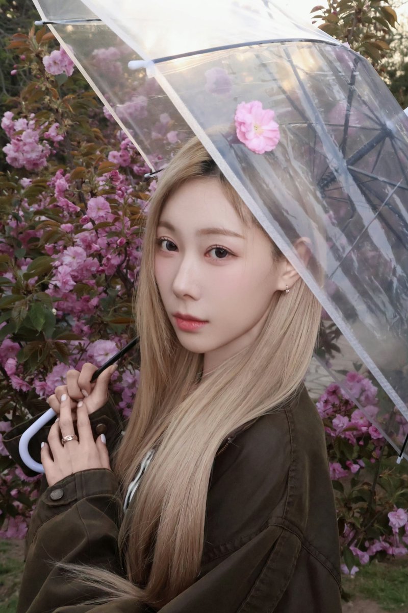 [260419] #Handong Weibo (1/2)

Wow, it's flowers! 🌸

哇是花花🌸

#Dreamcatcher #드림캐쳐 #한동 #韩东 #韓東 #叮咚随机放送