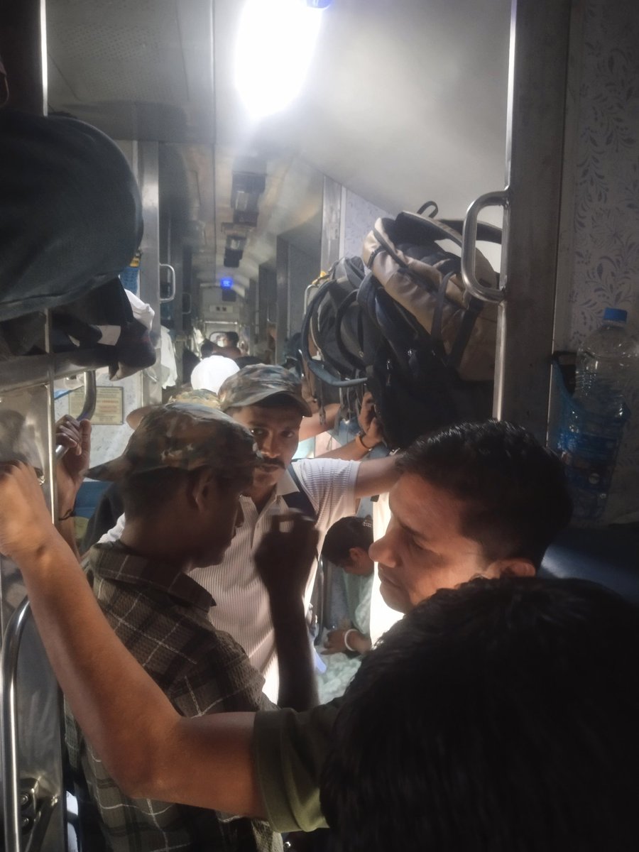 amarroy89's tweet photo. @AshwiniVaishnaw @RailwaySeva 
This crowd complaint was raised 2 hours ago, but no action has been taken yet. Entry and exit are extremely difficult. How are people supposed to get down safely? Immediate action needed. @RailMinIndia @IRCTCofficial https://t.co/hdfoK9oRBq