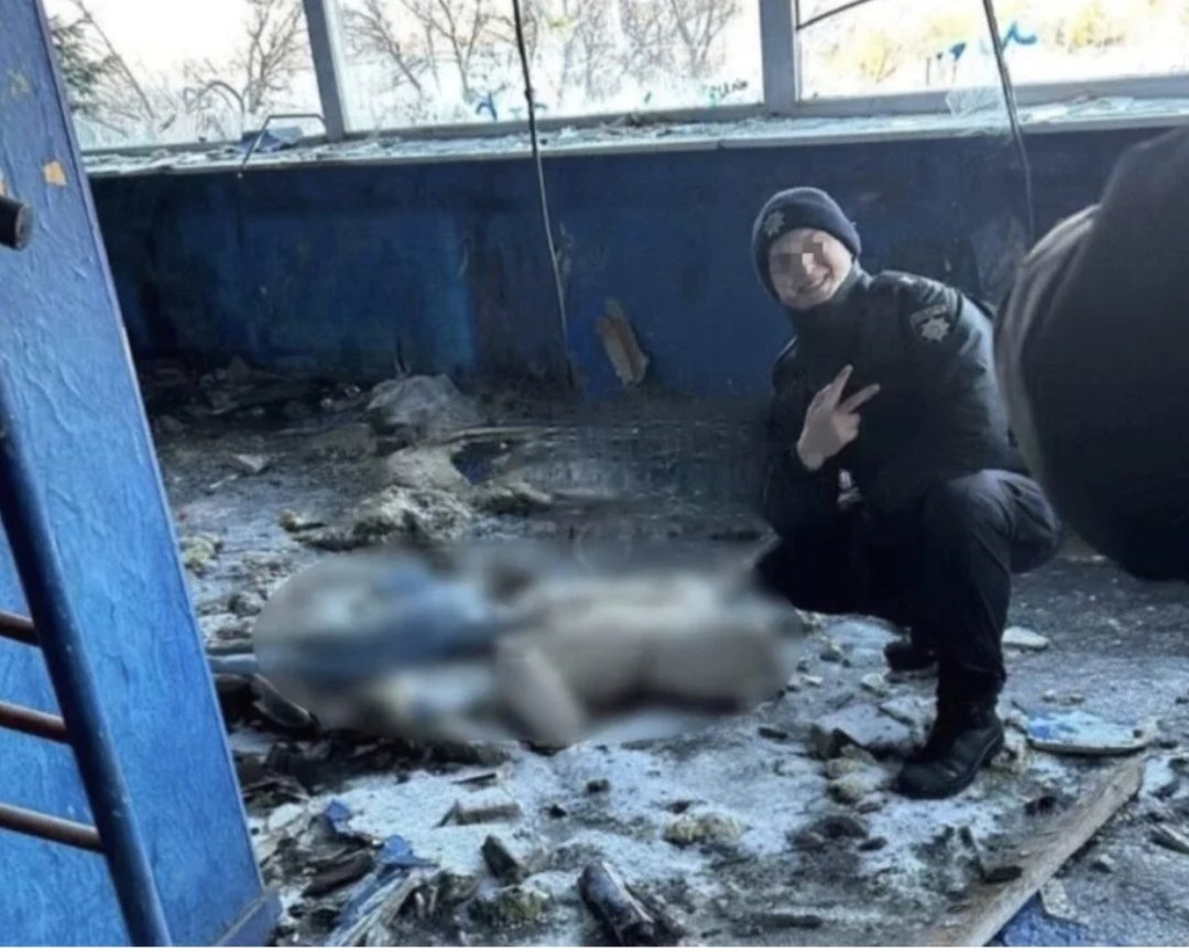 19.03.2026 тирнетами розлетілось фото цього малолітнього пітуха мусорського курсанта,який зробив радісне селфі біля тіла загиблої дитини.
Пройшов місяць і Н-І-Х-У-Я.
Жодних наслідків.
Жодної реакції від провладних чи мусорських морд.