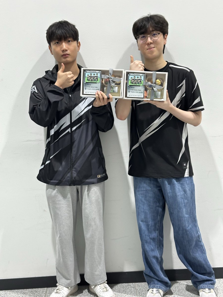 ZANSIDEGAMING's tweet photo. 팬분들께서 보내주신 샌드위치와 간식들 ���분에 오늘도 다 같이 든든한 간식 시간을 가졌습니다! 

보내주신 마음 그 힘으로 오늘도 화이팅 해보겠습니다!!

남기지 않고 맛있게 먹고 힘내겠습니다. 매번 신경 써주셔서 감사합니다🩶

#ZANWIN #Overwatch #OWCS https://t.co/DkrGAQo3ht
