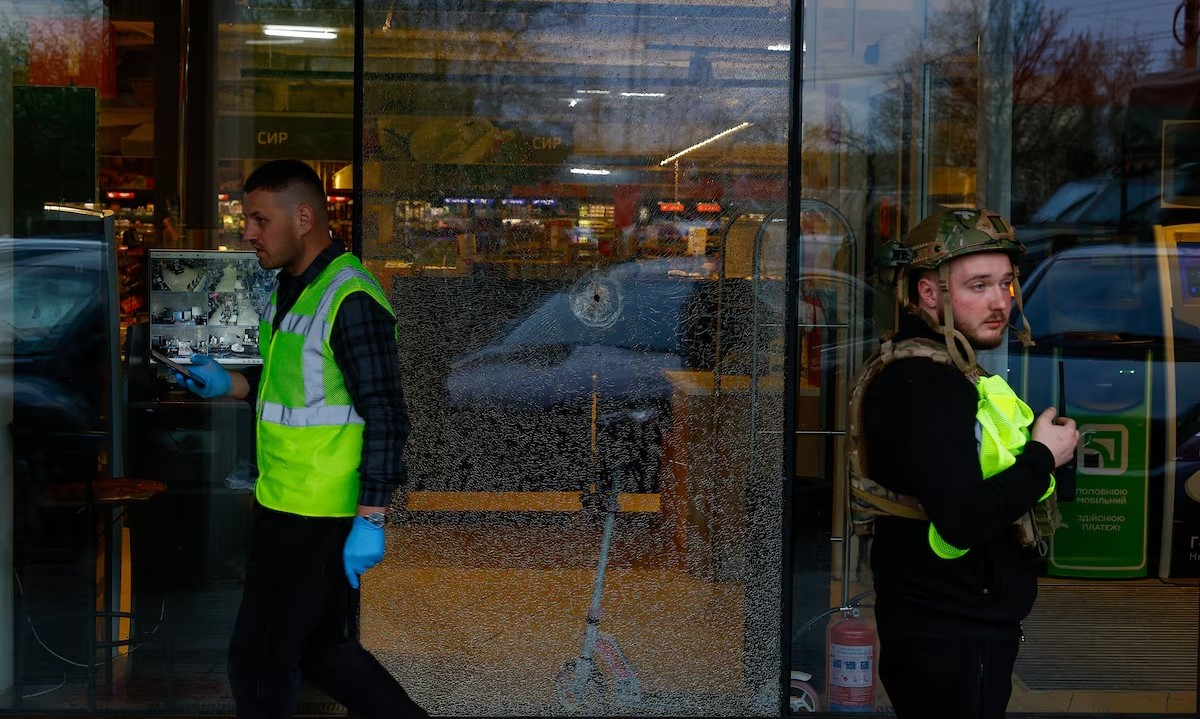 pajhwok's tweet photo. At least six people have been killed and 14 others injured after a gunman opened fire on pedestrians in Ukraine’s capital Kyiv, according to media reports on Sunday.
Full details are available at the link below
https://t.co/Ngojf4ICul
#ShootingUkraine #ArmedMan #MediaReports https://t.co/XsAoRawI7w