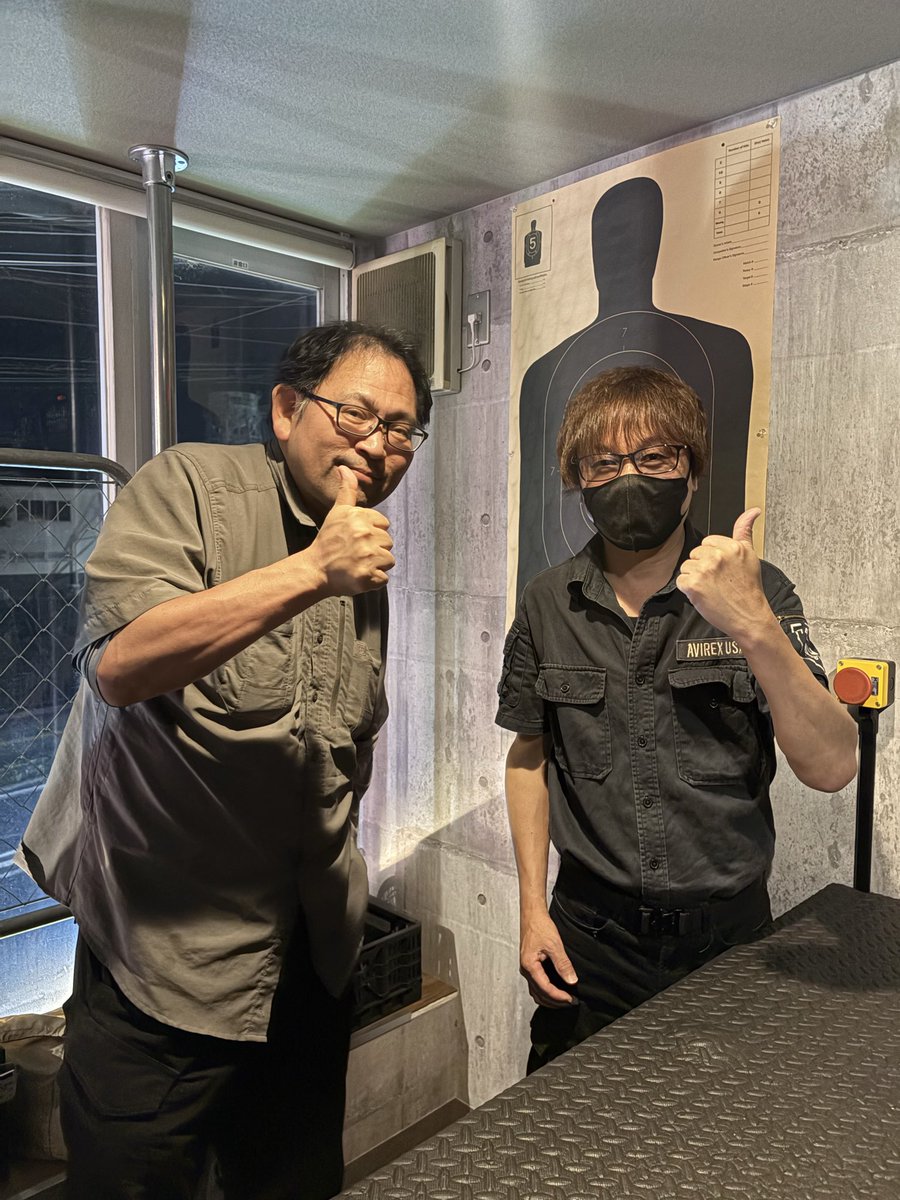 _thexrock_'s tweet image. 昨晩はフロンティア山中社長がご来店くださいました🙇‍♀️🙇‍♀️🙇‍♀️

昨晩ご来店の他のお客様と当店スタッフも楽しいお話を沢山お聞かせて頂き楽しい夜でした😃
記念撮影もありがとうございました🙇‍♀️
#APS
#サバゲー
#京都
#シューティングバー