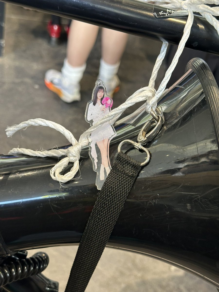 awk_w5's tweet photo. アプグレの入場列の拡声器とこににいなちゃん刺さってました
落とした人とかいたら… https://t.co/9JzlgDy7iD