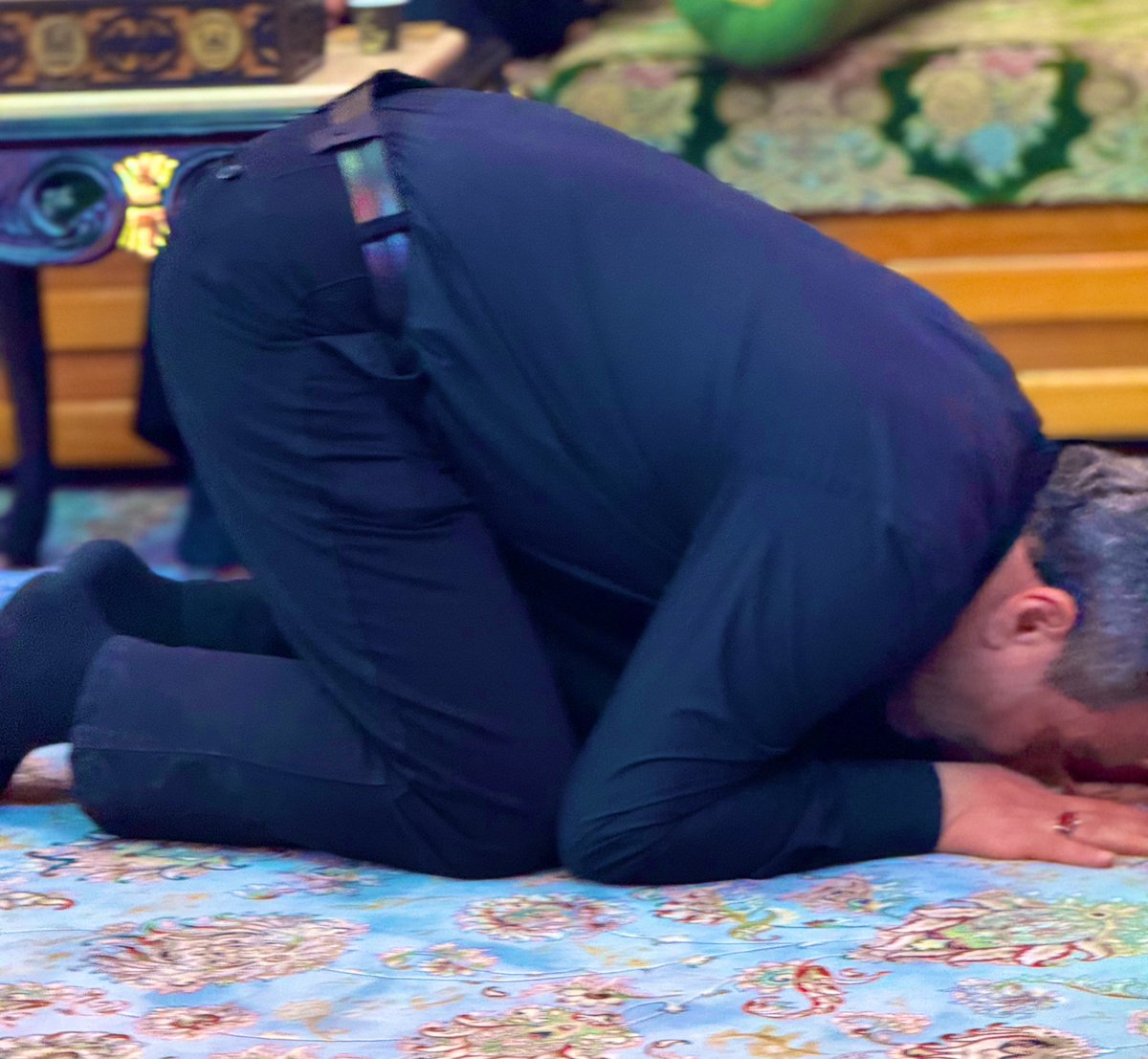 SAMOUSAVI9's tweet photo. وَلَقَدْ نَعْلَمُ أَنَّكَ يَضِيقُ صَدْرُكَ بِمَا يَقُولُونَ؛ فَسَبِّحْ بِحَمْدِ رَبِّكَ وَكُنْ مِنَ السَّاجِدِينَ!

و قطعا مى دانيم كه سينه تو از آنچه مى گويند تنگ مى شود؛ پس با ستايش پروردگارت تسبيح گوى و از #سجده_كنندگان باش!

* عکس: اربعین ۱۴۴۷- حرم سیدالشهداء https://t.co/YpKV1YgdJR