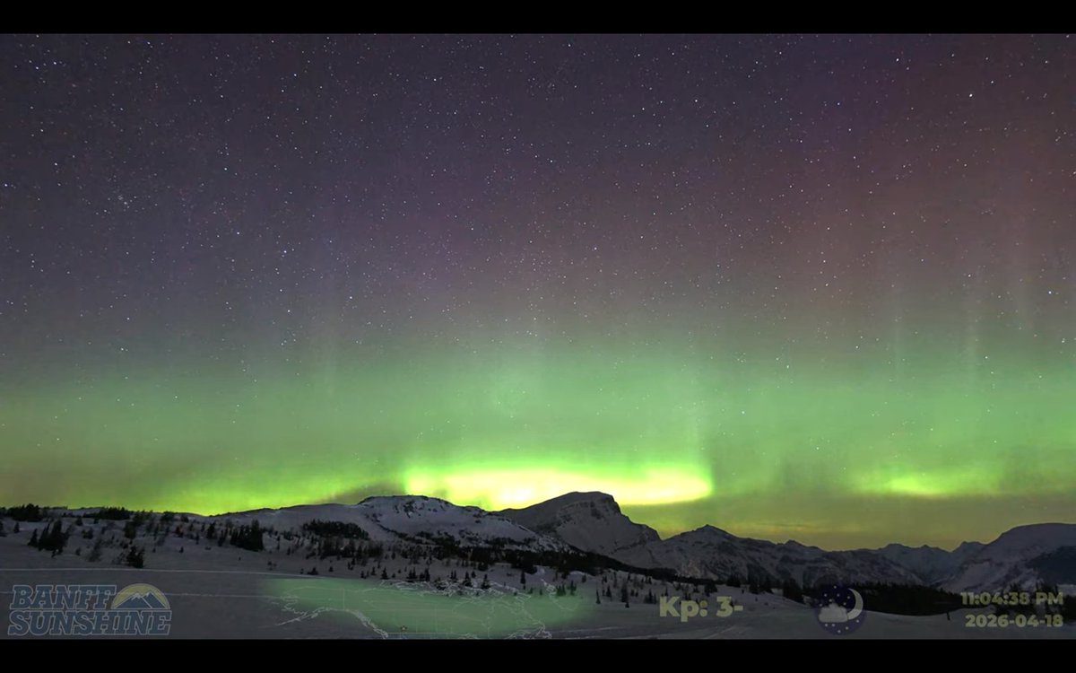 OtaruPhantom's tweet image. この後も #カナダ #Banff 郊外 #SunshineVillage(北緯51度11分) のライブカメラで #オーロラ を確認。明るく、そしてカラフルな #緑色オーロラ が出た。これはすごい！新SNS #bluesky(bsky.app/profile/shibac…)もよろしく！URL: youtube.com/watch?v=jNsYQv… #northernlights #aurora #Auroraborealis