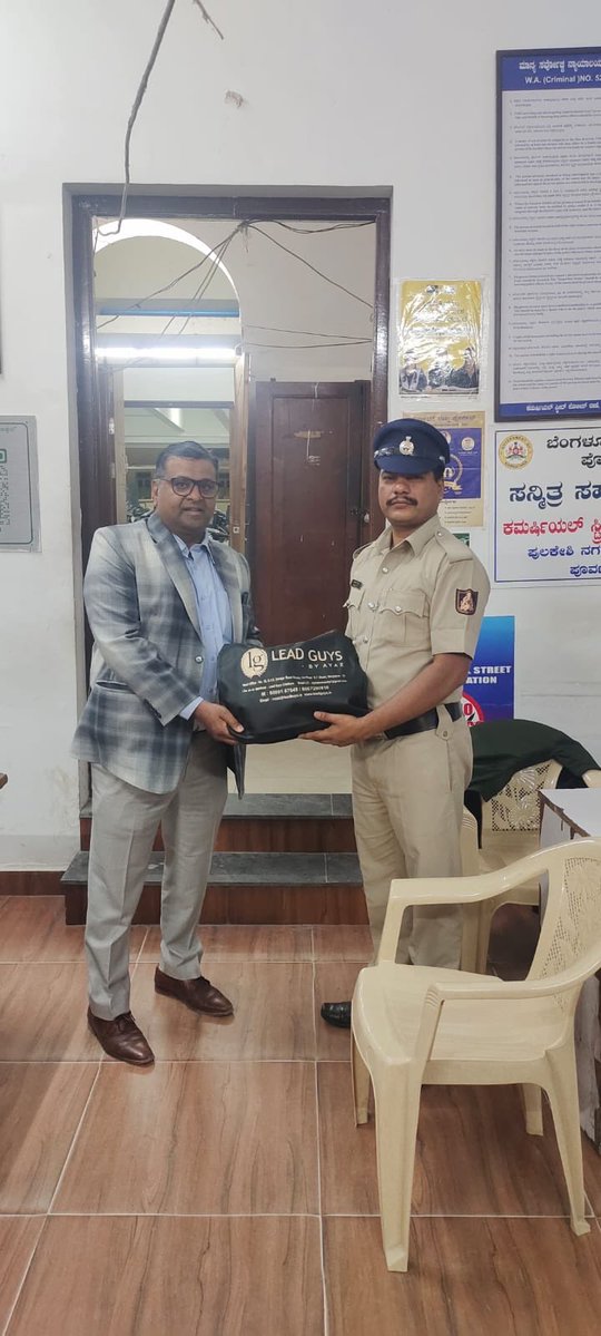 ಕಳೆದುಹೋದ ನಂಬಿಕೆಯನ್ನು ಮರಳಿ ನೀಡಿದ ಕ್ಷಣ!
ಕಾನೂನು ರಕ್ಷಕರಿಗೆ ಕಾನೂನಿನ ಕಾವಲುಗಾರರ ಸಾಥ್. ಕಮರ್ಷಿಯಲ್ ಸ್ಟ್ರೀಟ್‌ನಲ್ಲಿ ಅಡ್ವೊಕೇಟ್ ಜನರಲ್ ಅವರ ಬ್ಯಾಗ್ ನಾಪತ್ತೆಯಾದ ಕೆಲವೇ ಗಂಟೆಗಳಲ್ಲಿ, ಹೊಯ್ಸಳ ತಂಡದ ಚುರುಕಿನ ಕಾರ್ಯಾಚರಣೆಯಿಂದ ಬ್ಯಾಗ್ ಪತ್ತೆ ಹಚ್ಚಿ ಹಸ್ತಾಂತರಿಸಲಾಯಿತು.
#NammaPolice #Hoysala #SafetyFirst <a href="/DcpEastBcp/">DCP EAST</a>