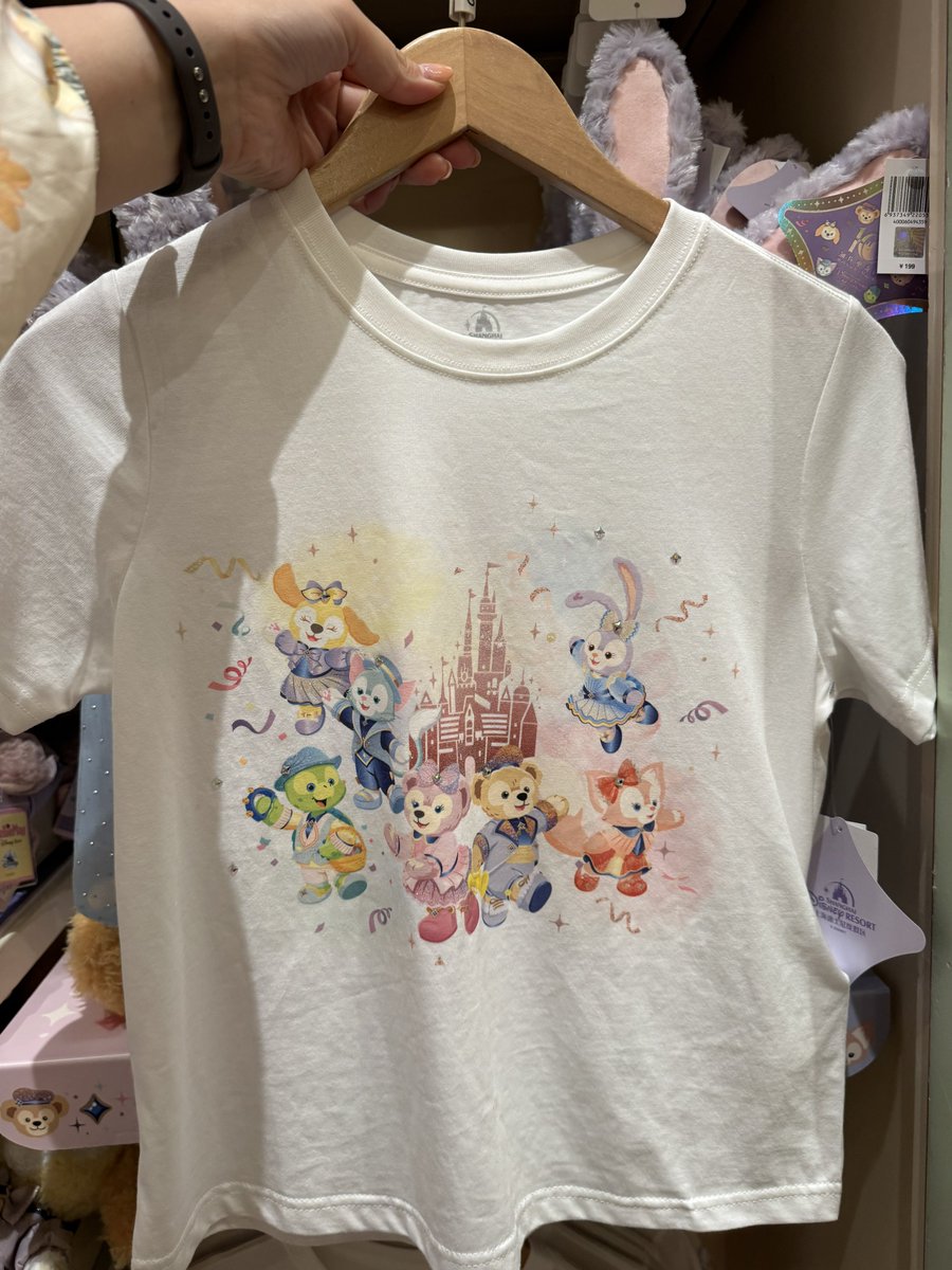 10周年のTシャツこんなに沢山！
プーさんとピグレットのデザイン出してくれたのが本当に嬉しいです😭✨
念願の、周年デザインです…😭😭

ミッキーの他に出してるのがチデだったりとかで、上海の人気を強く感じますね🐿

私は、ダフフレ集合と、プーピグの黄色T買いました✌️

#SHDL #上海ディズニー
