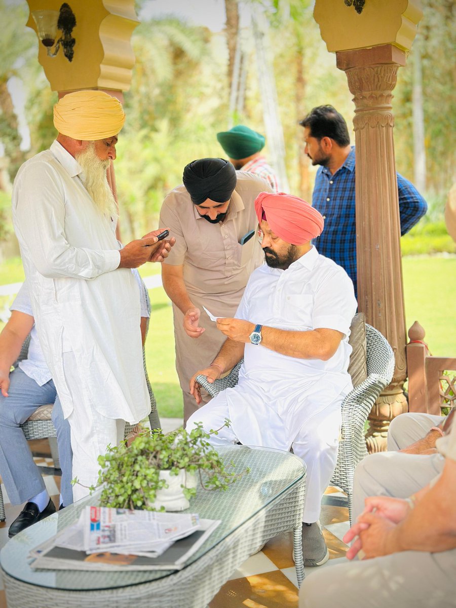 HardeepDimpy's tweet image. ਹਰ ਰੋਜ਼ ਦੀ ਤਰ੍ਹਾਂ ਦਫਤਰ ਵਿੱਚ ਆਈ ਸੰਗਤ ਦੀਆਂ ਮੁਸ਼ਕਿਲਾਂ ਸੁਣੀਆਂ ਅਤੇ ਮੌਕੇ ਤੇ ਹੱਲ ਕੀਤਾ।
#MLA #DimpyDhillon #SunnyDhillon 
#Gidderbaha 
#ਮੇਰਾ_ਹਲਕਾ_ਮੇਰਾ_ਪਰਿਵਾਰ