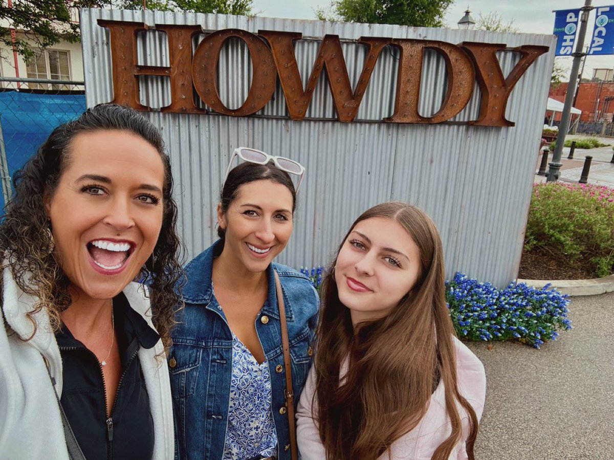 Chile10's tweet image. New Adventure!

The rain didn’t stop us 🛑 We made it to Ennis downtown blue bonnet festival, had a yummy 😋 lunch, and drove out to the blue bonnet fields. Best part was quality time with family 🥰 

Lunch: Ferns in the wild ✅ 
New City: Ennis ✅ 
#TravelTheWorld #texas #family