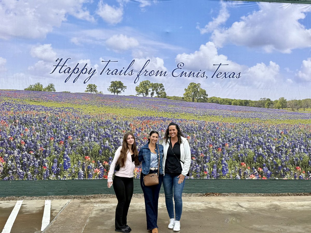 Chile10's tweet image. New Adventure!

The rain didn’t stop us 🛑 We made it to Ennis downtown blue bonnet festival, had a yummy 😋 lunch, and drove out to the blue bonnet fields. Best part was quality time with family 🥰 

Lunch: Ferns in the wild ✅ 
New City: Ennis ✅ 
#TravelTheWorld #texas #family