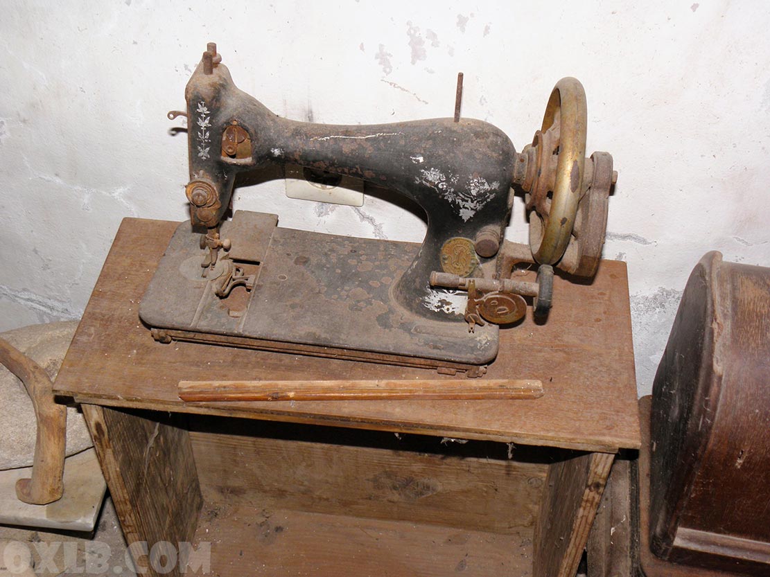 onefineart's tweet image. Photos I took inside a house in Gharzouz... New Videos: youtube.com/williammatar I was surprised... everything looks so old in this house... frozen in time, truly... a salon, a potato, a sewing machine and stones!! #old #lebanon #oldlebanon #oldtime