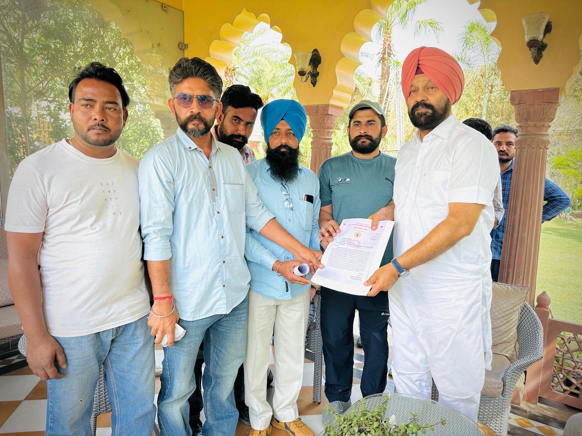 HardeepDimpy's tweet image. ਹਰ ਰੋਜ਼ ਦੀ ਤਰ੍ਹਾਂ ਦਫਤਰ ਵਿੱਚ ਆਈ ਸੰਗਤ ਦੀਆਂ ਮੁਸ਼ਕਿਲਾਂ ਸੁਣੀਆਂ ਅਤੇ ਮੌਕੇ ਤੇ ਹੱਲ ਕੀਤਾ।
#MLA #DimpyDhillon #SunnyDhillon 
#Gidderbaha 
#ਮੇਰਾ_ਹਲਕਾ_ਮੇਰਾ_ਪਰਿਵਾਰ