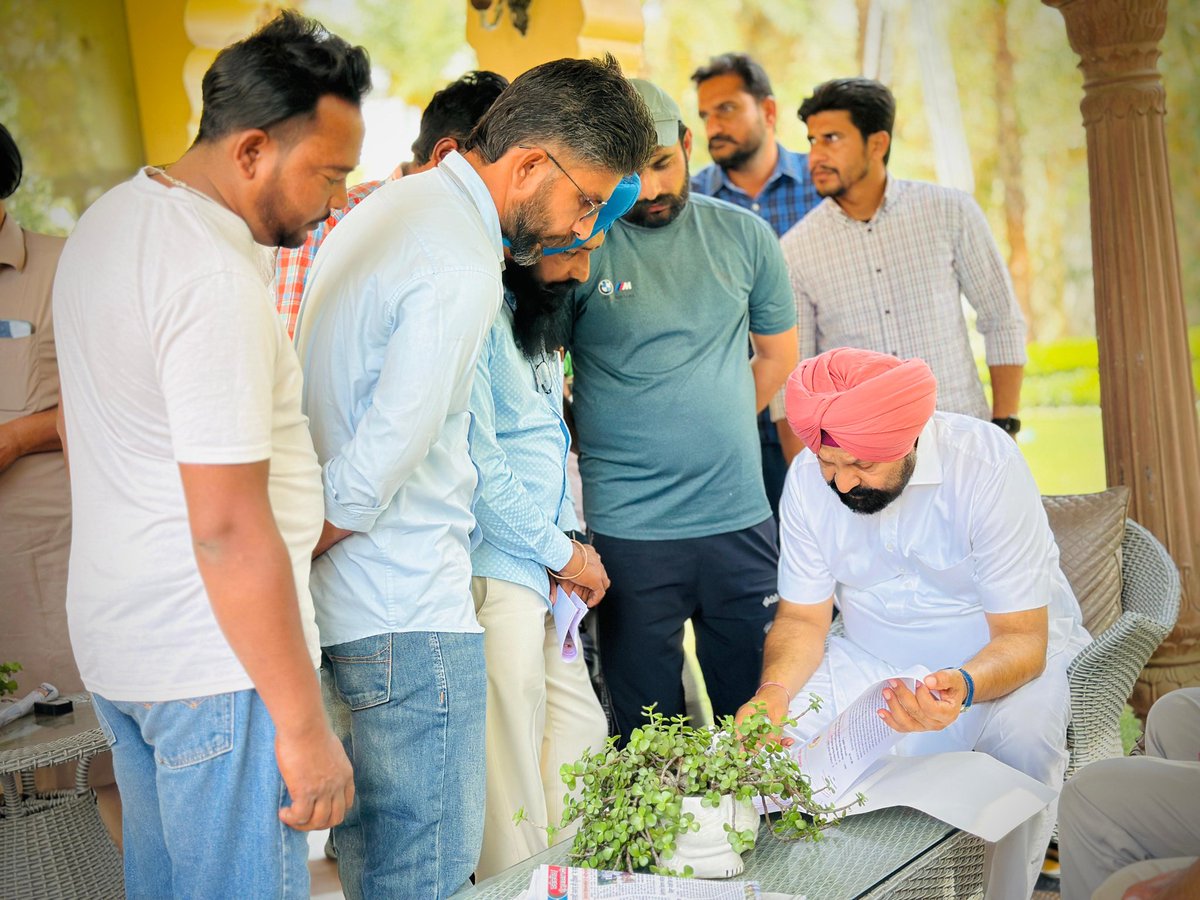 HardeepDimpy's tweet image. ਹਰ ਰੋਜ਼ ਦੀ ਤਰ੍ਹਾਂ ਦਫਤਰ ਵਿੱਚ ਆਈ ਸੰਗਤ ਦੀਆਂ ਮੁਸ਼ਕਿਲਾਂ ਸੁਣੀਆਂ ਅਤੇ ਮੌਕੇ ਤੇ ਹੱਲ ਕੀਤਾ।
#MLA #DimpyDhillon #SunnyDhillon 
#Gidderbaha 
#ਮੇਰਾ_ਹਲਕਾ_ਮੇਰਾ_ਪਰਿਵਾਰ