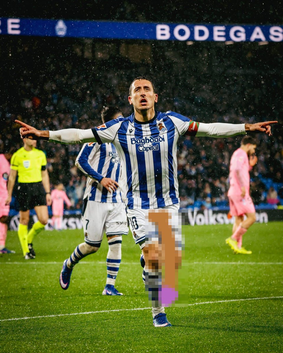 The last of a dying breed

Di era sepak bola yang isinya cuma soal "money talk", Mikel Oyarzabal adalah anomali yang indah.

​"One-Club Man" sekarang sudah jadi barang langka, spesies hampir punah yang kalah sama godaan gaji gila-gilaan. 
Tapi Oyarzabal membuktikan loyalitas itu