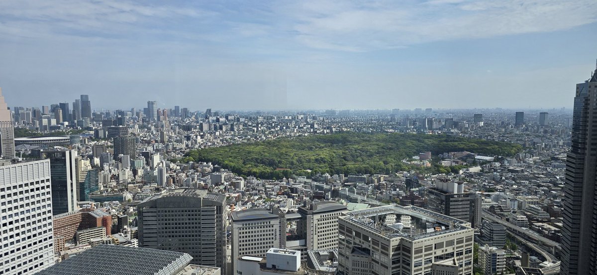 On suit un peu les traces du voyage que j'avais fait en 2008. Cette fois c'est la vue depuis le #TokyoMetropolitanGovernmentBuilding, aussi appelé la #MairieDeTokyo
Toujours époustouflant 😲
Ce soir c'est #ShibuyaSkyBuilding pour en prendre encore plein la vue, mais de nuit 😍