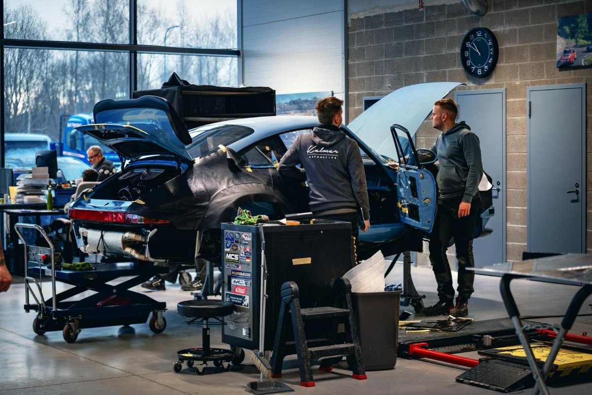 Carscoop's tweet image. When Enthusiasts Drive A Classic 911, They “Realize It’s A Piece Of S***,” Says The Man Who Rebuilds Them #car #auto #cars carscoops.com/2026/04/kalmar…
