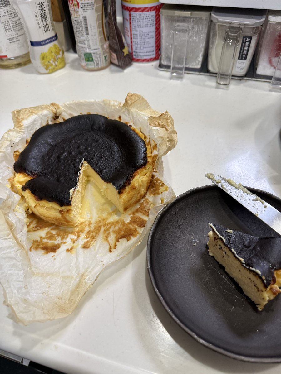 バスクチーズケーキできた!ケーキ型が15の所18を使ってしまったため中心部の火の入りが強めになってしまったが、美味しいので良し。 