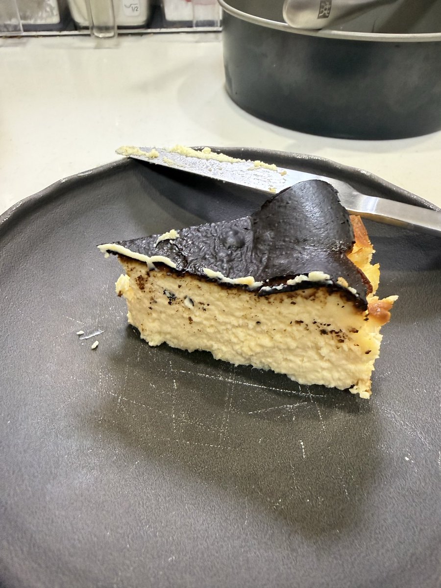 バスクチーズケーキできた!ケーキ型が15の所18を使ってしまったため中心部の火の入りが強めになってしまったが、美味しいので良し。 