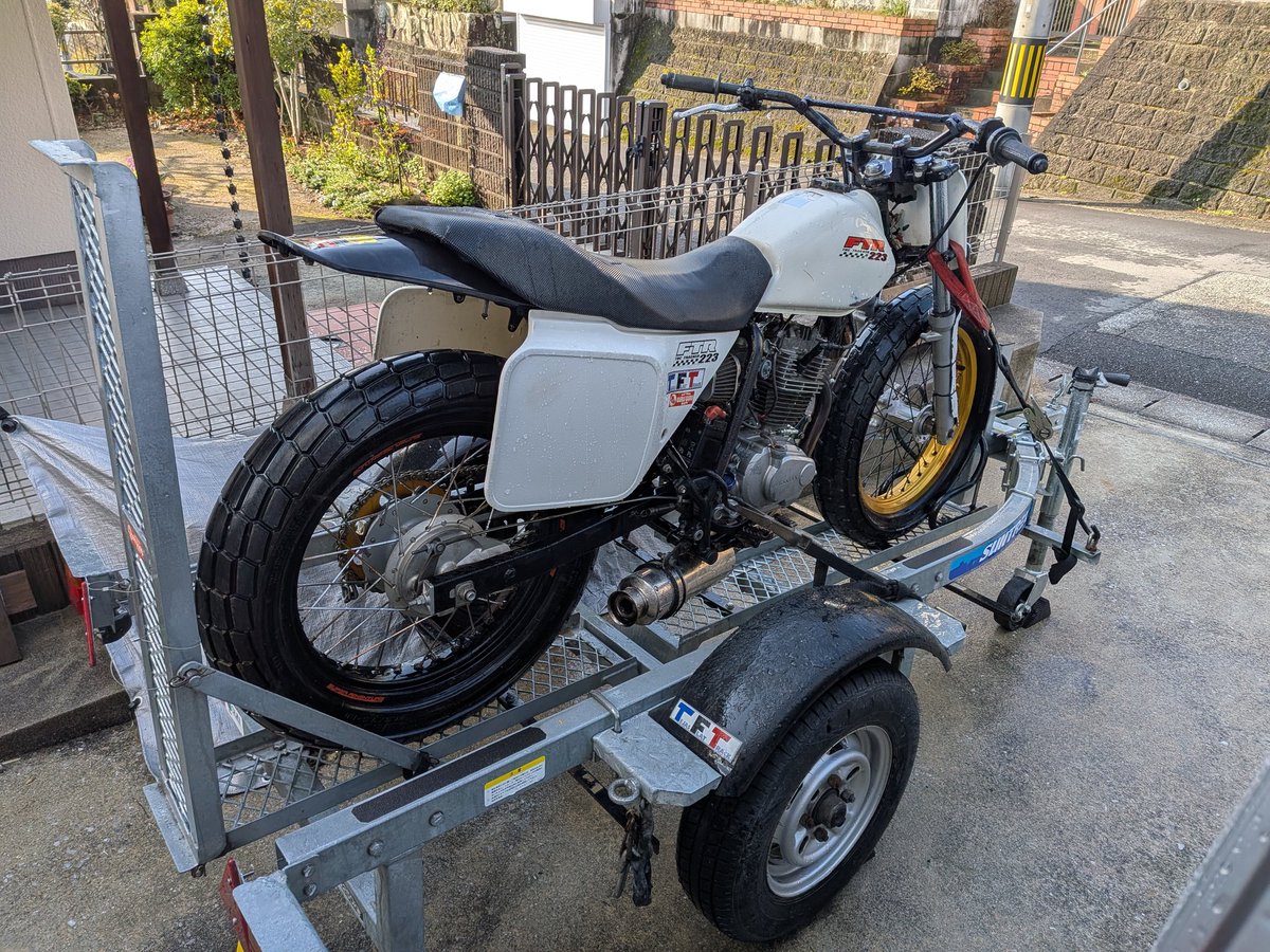 slip_44's tweet photo. 我がバイクに水はない。
カムも1個。
#グロム
#FTR223
#INT650 https://t.co/894yoHIYCs