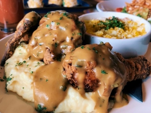 eVisitorGuide's tweet image. Enjoy comfort food &amp;amp; cocktails at @thelakefrontrst! Cozy spot with stunning views of Chicago skyline on the shores of Lake Michigan. Open all year. evisitorguide.com/chicago/brochu…

#Chicago #travel #sightseeing #dining #cozy #comfortfood #lakemichigan #tavern