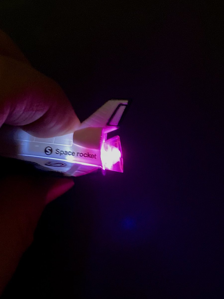 IdealNerima's tweet photo. 【おすすめ商品】

《Dreams Inc.》

SPACE ROCKET KEY LIGHT
　　　　　　　　　／858円（税込）

鮮やかな光で照らしてくれる、スペースロケット型キーライト🚀暗くて見えにくい玄関のドアや自動車の鍵穴を照らすのに適度な明るさです✨LR1130ボタン電池を3個使用します。 https://t.co/04Ff6f27Yz